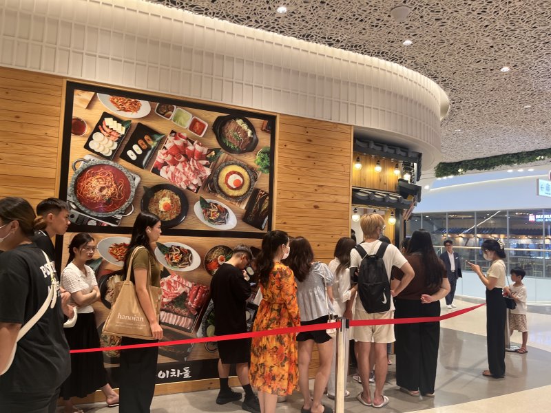 롯데몰 웨스트레이크 하노이 3층에 마련된 한식 전문 식당가 'K-플레이버(K-Flavor)'에서 십원빵을 사기 위해 베트남 현지 고객들이 줄을 서 있다.