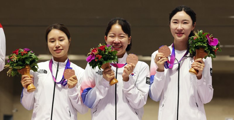 제19회 항저우 아시안게임에 출전하고 있는 대한민국 대표팀 선수들이 추석 연휴에도 금메달을 향한 도전을 이어간다. 27일 열린 펜싱 남자 플뢰레 단체전에 출전한 허준(위 사진)과 같은날 여자 50m 소총 3자세 단체전에 출전해 3위를 기록한 이계림, 이은서, 배상희 선수(왼쪽부터). 연합뉴스