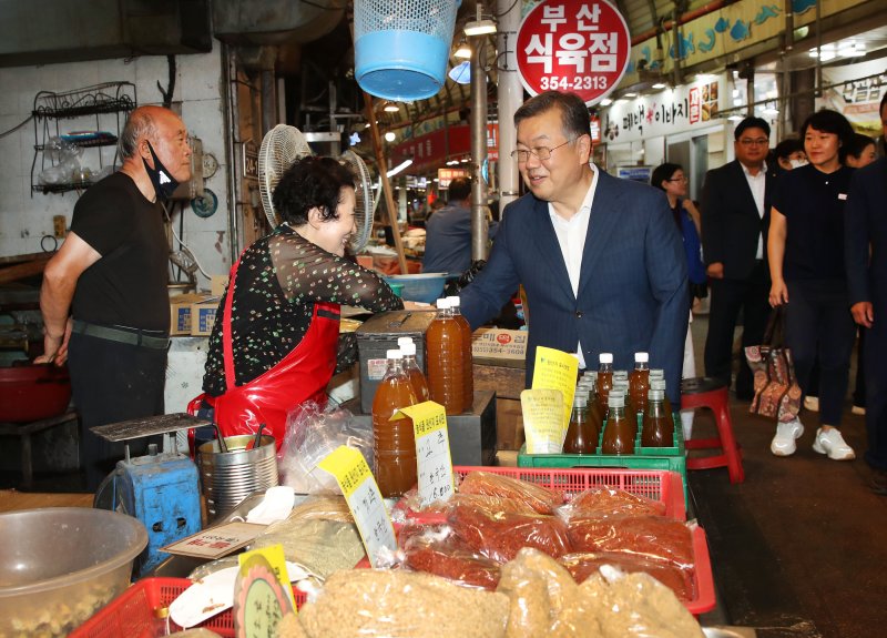 [밀양=뉴시스] 안지율 기자 = 박일호 경남 밀양시장이 추석을 앞둔 27일 아리랑시장을 방문해 상인들을 격려하고 있다. (사진=밀양시 제공) 2023.09.27. photo@newsis.com *재판매 및 DB 금지