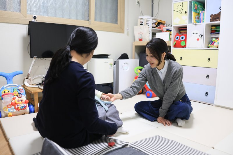 윤석열 대통령 부인 김건희 여사가 27일 서울 서울 송파구 미혼모자가족 복지시설 도담하우스를 방문해 미혼모와 대화하고 있다. (사진=대통령실 제공) /사진=뉴시스화상