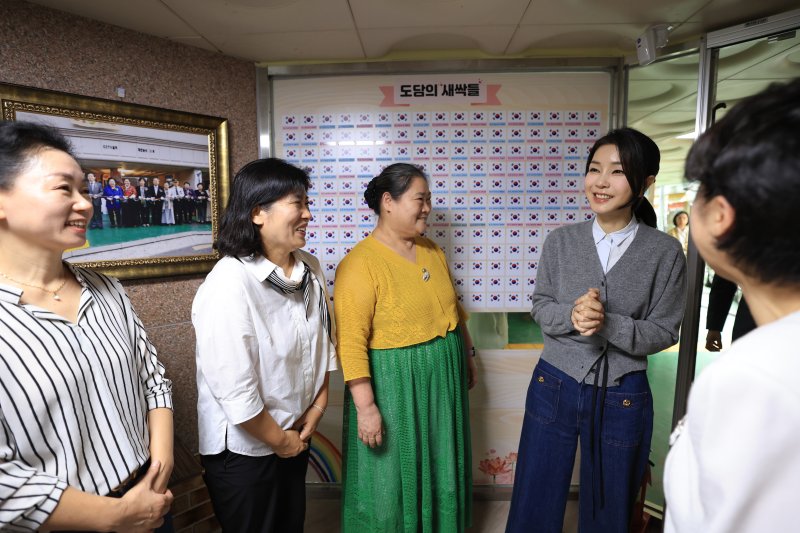 김건희 여사가 27일 서울 송파구 미혼모자가족 복지시설 '도담하우스'를 방문해 관계자들과 대화하고 있다. (대통령실 제공) /사진=뉴스1화상