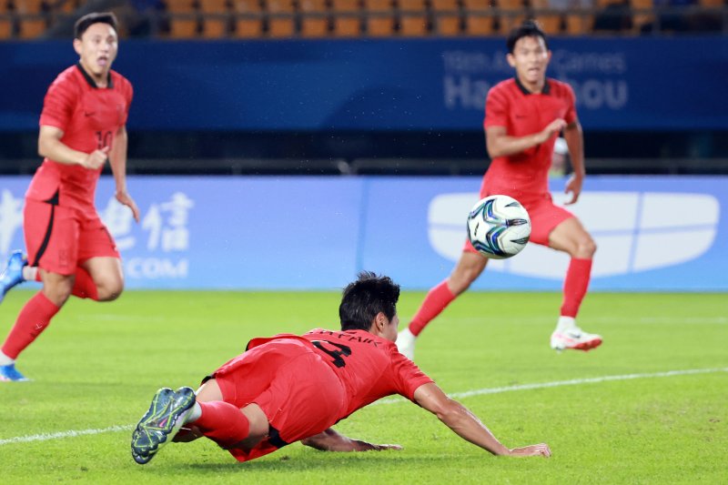 27일 중국 저장성 진화 스포츠센터 스타디움에서 열린 2022 항저우 아시안게임 남자축구 16강전 대한민국과 키르기스스탄의 경기. 후반 대한민국 백승호가 헤더슛을 시도하고 있다. (사진 = 연합뉴스)