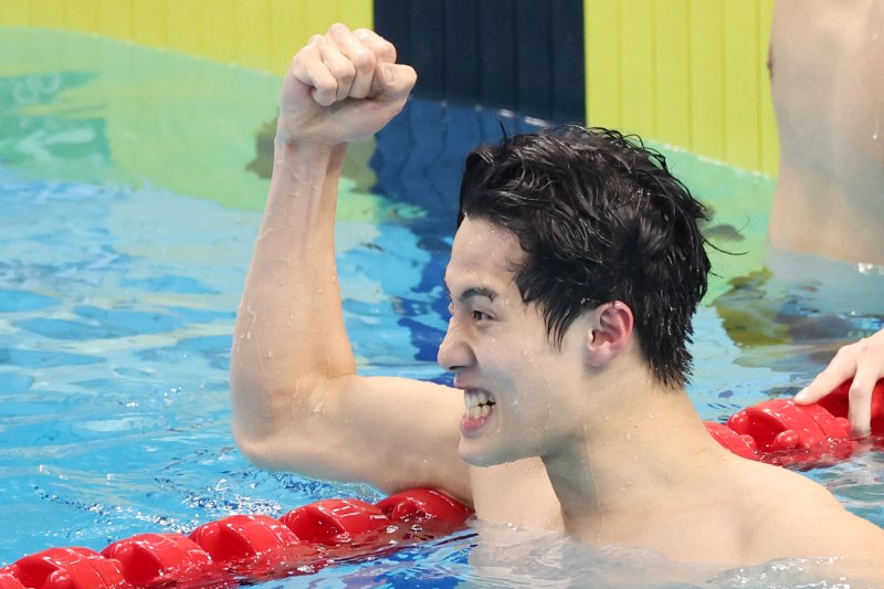27일 오후 중국 항저우 올림픽 스포츠센터 수영장에서 열린 2022 항저우 아시안게임 남자 자유형 200ｍ 결승에서 대한민국 황선우가 1위를 차지해 금메달을 확정지은 뒤 기뻐하고 있다.