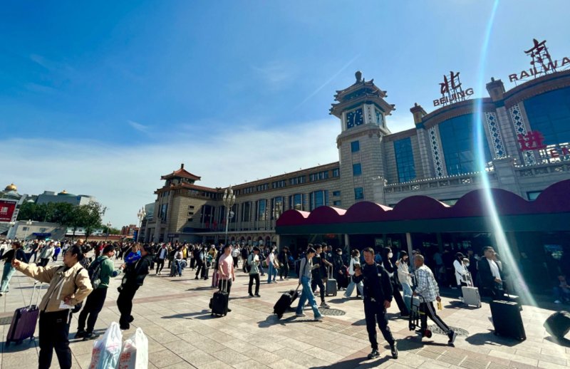 중추절과 국경절 황금연휴(9월29일∼10월 6일)를 앞둔 지난달 28일 중국 수도 베이징역이 여행객들로 붐비고 있다. /사진=연합뉴스