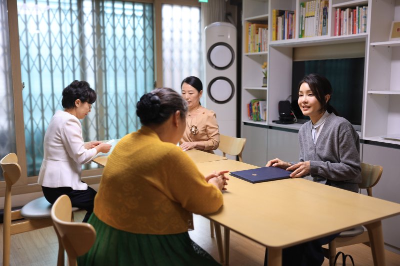 [서울=뉴시스] 윤석열 대통령 부인 김건희 여사가 27일 서울 송파구 미혼모자가족 복지시설 도담하우스를 방문해 관계자들과 대화하고 있다. (사진=대통령실 제공) 2023.09.27. photo@newsis.com *재판매 및 DB 금지