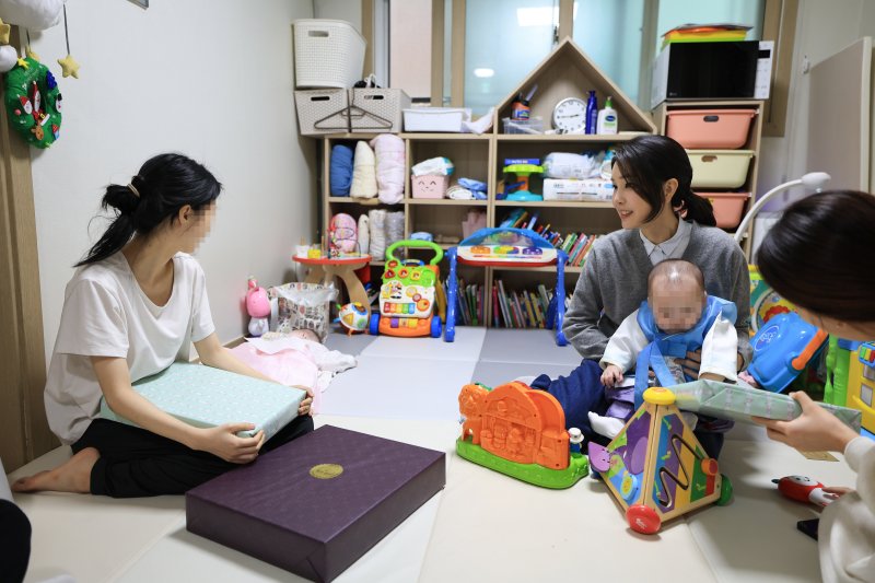 [서울=뉴시스] 윤석열 대통령 부인 김건희 여사가 27일 서울 송파구 미혼모자가족 복지시설 도담하우스를 방문해 미혼모와 대화하고 있다. (사진=대통령실 제공) 2023.09.27. photo@newsis.com *재판매 및 DB 금지