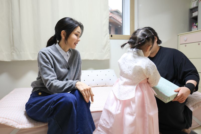 [서울=뉴시스] 윤석열 대통령 부인 김건희 여사가 27일 서울 송파구 미혼모자가족 복지시설 도담하우스를 방문해 미혼모, 아이에게 선물을 전달하고 있다. (사진=대통령실 제공) 2023.09.27. photo@newsis.com *재판매 및 DB 금지