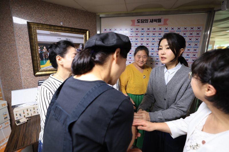 [서울=뉴시스] 윤석열 대통령 부인 김건희 여사가 27일 서울 송파구 미혼모자가족 복지시설 도담하우스를 방문해 시설 관계자들에게 감사 인사를 전하고 있다. (사진=대통령실 제공) 2023.09.27. photo@newsis.com *재판매 및 DB 금지