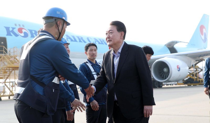 윤석열 대통령이 추석 연휴 첫날인 28일 오후 영종도 인천국제공항 대한항공 화물터미널을 방문, 항공 화물 종사자들을 격려하고 있다. [대통령실통신사진기자단]