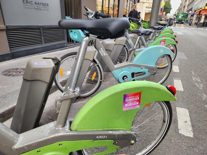 낙태 찬반론자들의 '무기 없는 전쟁터' 된 프랑스 공용 자전거 (파리=연합뉴스) 송진원 특파원 = 27일(현지시간) 저녁 프랑스의 한 페미니스트 단체가 파리 시내의 공용 자전거 '벨리브'에 낙태 찬성 스티커를 붙여놨다. san@yna.co.kr 2023.09.28.