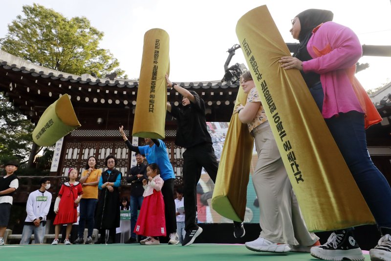 [서울=뉴시스] 최동준 기자 = 28일 서울 중구 한국의 집에서 열린 추석명절 큰잔치에 참가한 시민들과 외국인들이 윷놀이 대회를 즐기고 있다. 2023.09.28. photocdj@newsis.com