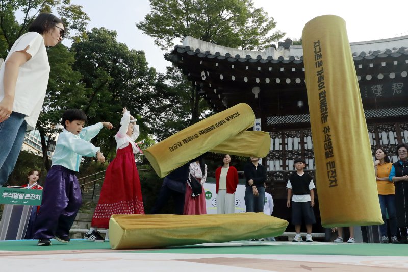 [서울=뉴시스] 최동준 기자 = 28일 서울 중구 한국의 집에서 열린 추석명절 큰잔치에 참가한 시민들과 외국인들이 윷놀이 대회를 즐기고 있다. 2023.09.28. photocdj@newsis.com