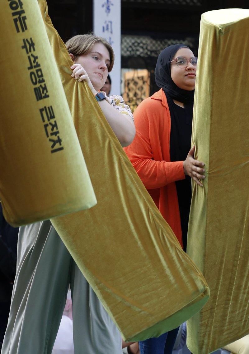 [서울=뉴시스] 최동준 기자 = 28일 서울 중구 한국의 집에서 열린 추석명절 큰잔치에 참가한 외국인들이 윷놀이 대회를 즐기고 있다. 2023.09.28. photocdj@newsis.com