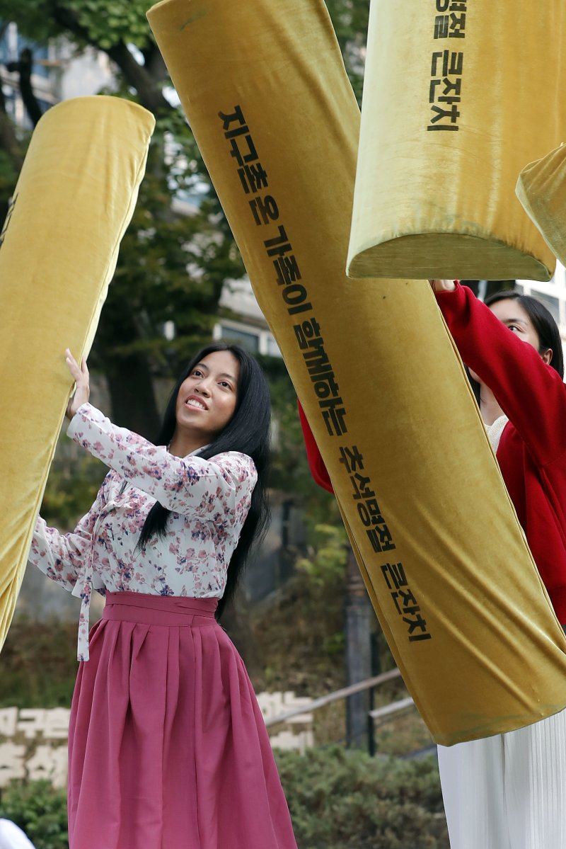 [서울=뉴시스] 최동준 기자 = 28일 서울 중구 한국의 집에서 열린 추석명절 큰잔치에 참가한 외국인들이 윷놀이 대회를 즐기고 있다. 2023.09.28. photocdj@newsis.com