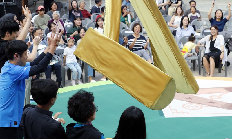 [서울=뉴시스] 최동준 기자 = 28일 서울 중구 한국의 집에서 열린 추석명절 큰잔치에 참가한 시민들과 외국인들이 윷놀이 대회를 즐기고 있다. 2023.09.28. photocdj@newsis.com