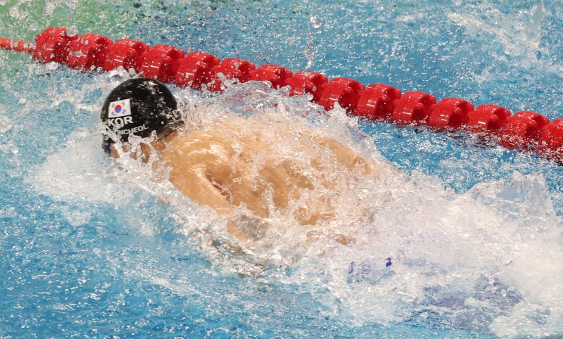 [항저우=뉴시스] 28일 중국 항저우 올림픽 스포츠센터 수영장에서 열린 2022 항저우 아시안게임 수영 남자 50m 버터플라이 결승 경기, 한국 백인철이 역영하고 있다. 백인철은 금메달을 차지했다.