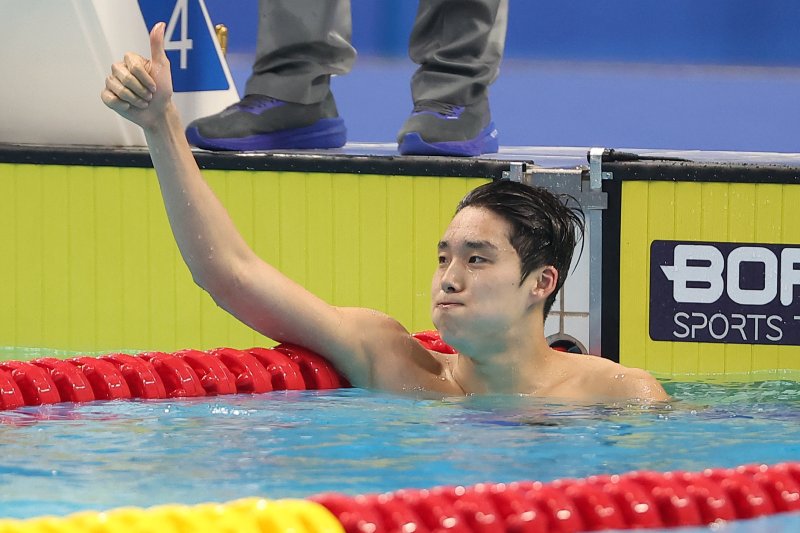 김우민 자유형 800m 금메달 (항저우=연합뉴스) 류영석 기자 = 28일 중국 항저우 올림픽 스포츠센터 수영장에서 열린 2022 항저우 아시안게임 수영 남자 800m 자유형 결선에 출전한 김우민이 금메달을 확정짓고 기뻐하고 있다. 2023.9.28 ondol@yna.co.kr (끝)