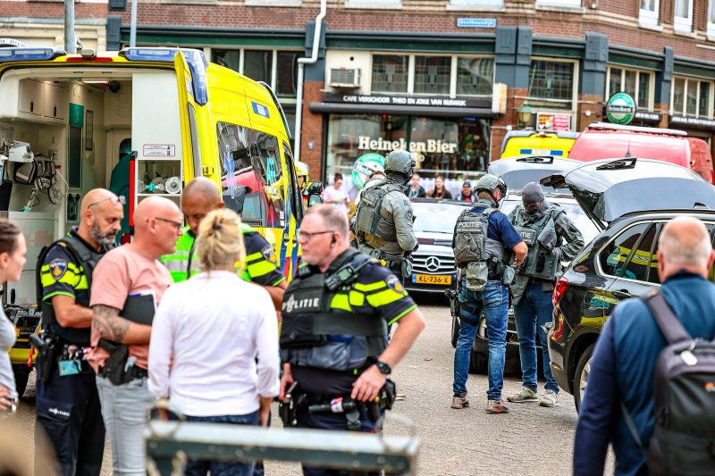 28일(현지시간) 네덜란드 로테르담의 에라스마스 대학병원에서 발생한 총격 사건 현장에 출동한 경찰과 소방대원들.AFP연합뉴스