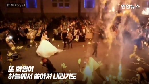 26일(현지시간) 오전 이라크 북부 니네베주(州) 함다니야 지역에서 열린 결혼 축하 행사에서 화재가 발생했다. /사진=뉴시스
