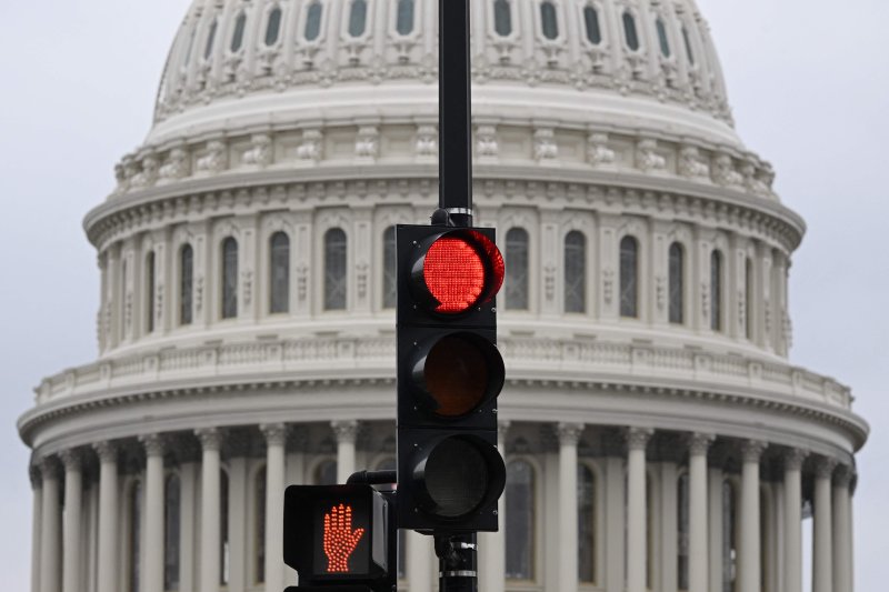 미국 연방정부의 셧다운이 임박한 가운데 28일(현지시간) 미국 수도 워싱턴D.C 국회의사당 앞에 있는 신호등에 빨간불이 켜져있다. /사진= AFP연합뉴스