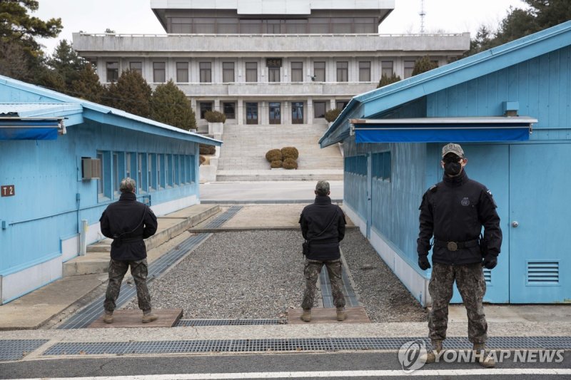 경기도 파주시 판문점에서 군사분게선을 지키는 병사들 epa10500033 A photo taken during a media tour shows South Korean soldiers standing guard inside the Joint Security Area (JSA) of the Demilitarized Zone (DMZ) in the border village of Panmunjom in Paju, South Korea, 03 March 2023. South Korea and the United States are exp