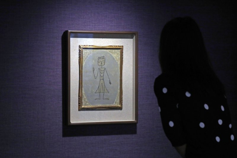 [서울=뉴시스] 박진희 기자 = '진진묘'(1970) 작품. ‘진진묘’는 이순경 여사의 법명(法名)으로, 장욱진이 직접 제목을 붙인 작품이다. 장욱진은 명륜동 집에서 기도하던 여사의 모습을 지켜보다 ‘화상(畵想)’이 떴다며 갑자기 덕소 화실로 향했고, 그 추운 곳에서 일주일간 오직 제작에만 몰두했다. 작품을 완성한 장욱진은 그 길로 부인에게 달려와 득의(得意)의 작품이라며 그림을 건네고 한동안 심하게 앓았다고 한다. 이 드라마틱한 일화를 지닌 '진진묘'는 장욱진의 첫 불교 관련 작품으로, 단순히 기도하는 부인을 그린 초상화의 성격뿐