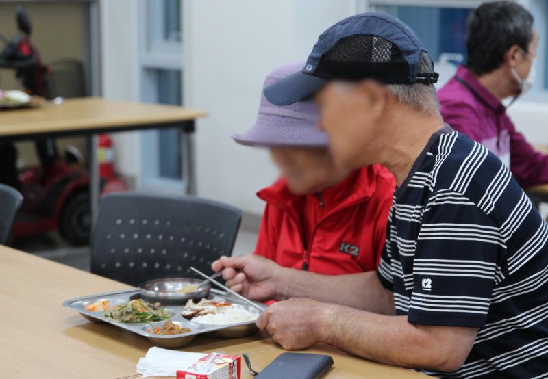 26일 오전 11시께 인천시 연수구 사랑의무료급식소에서 이용자들이 식사를 하고 있다. 홀로 90세 노모를 모시는 홍완식씨(60)는 매일 이 급식소를 노모와 찾아와 한끼를 해결하고 있다. 급식소에서 홍씨는 먼저 어머니 끼니를 돌본 뒤, 뒤에 식사를 했다. .2023.9.29/뉴스1 ⓒ News1 박아론 기자