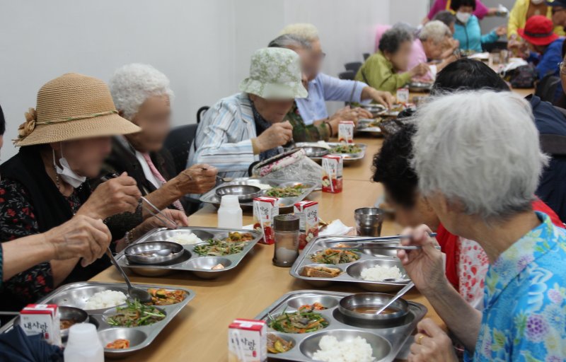 26일 오전 11시께 인천시 연수구 사랑의무료급식소에서 이용자들이 식사를 하고 있다. 이용자 중에는 90세 노모와 60세 아들부터, 급식소에서 만나 맺은 친구들까지 삼삼오오 모여 식사를 함께했다.<div id='ad_body2' class='ad_center'></div>2023.9.29/뉴스1 ⓒ News1 박아론 기자