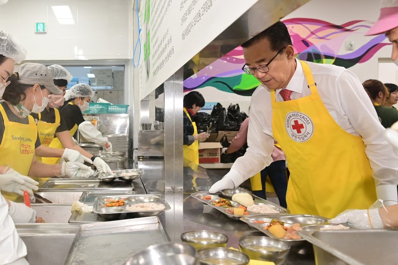 27일 오전 11시께 인천시 연수구 사랑의 무료급식소에서 이재호 연수구청장이 추석 전 무료급식 봉사를 하고 있다.(연수구 제공)2023.9.29/뉴스1 ⓒ News1 박아론 기자