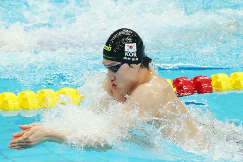 25일 오후 중국 항저우 올림픽 스포츠센터 수영장에서 열린 남자 평영 100ｍ 결승전에서 대한민국 최동열이 역영하고 있다. 최동열은 이날 3위를 차지해 동메달을 목에 걸었다. 2023.9.25/뉴스1 ⓒ News1 민경석 기자