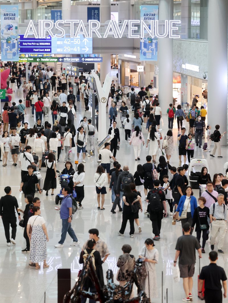 지난 9월 인천국제공항 제1여객터미널 출국장이 이용객들로 북적이고 있다. 사진=뉴스1