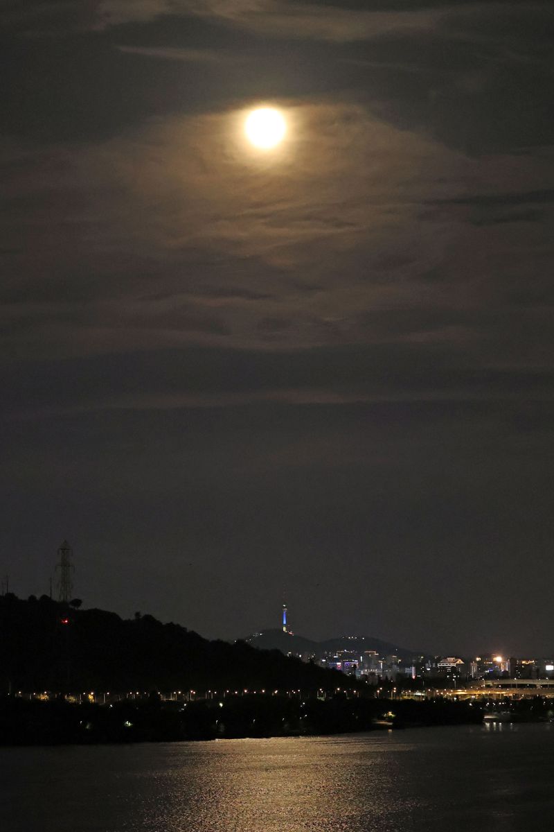 민족 최대의 명절 추석인 29일 오후 서울 하늘에 휘영청 밝은 보름달이 떠있다. 사진=서동일 기자