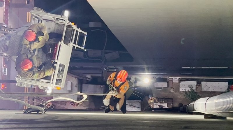 소방대원이 구조활동을 하고 있다. (부천소방서 제공) / 뉴스1