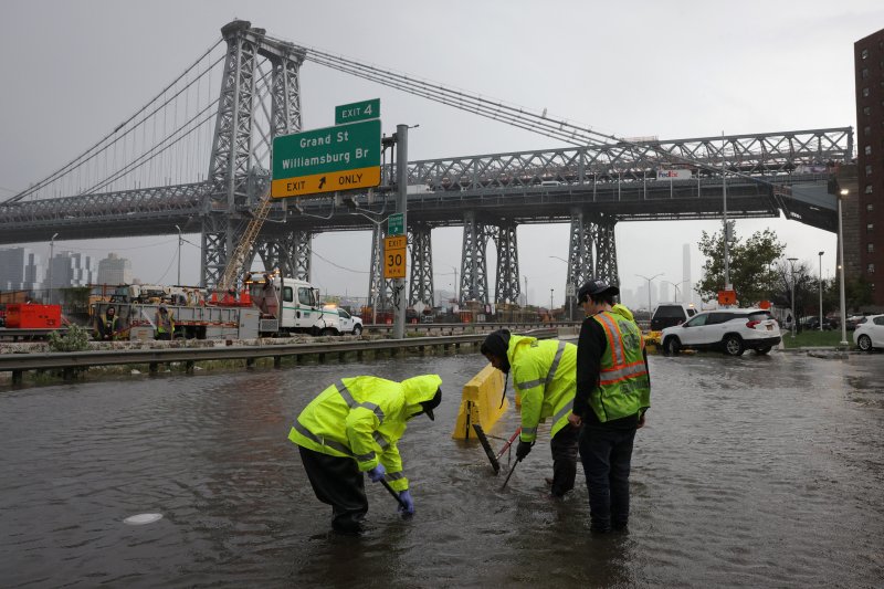 미국 뉴욕시에 물난리가 나 29일(현지시간) 비상사태가 선포됐다. 뉴욕시 환경국 직원들이 이날 맨해튼 인근 윌리엄스버그 다리 주변에서 물길을 내고 있다. 로이터뉴스1