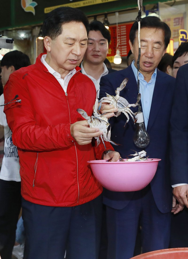 [서울=뉴시스] 최동준 기자 = 김기현 국민의힘 대표가 25일 서울 강서구 방신전통시장을 방문해 꽃게를 구매하고 있다. 2023.09.25. photocdj@newsis.com