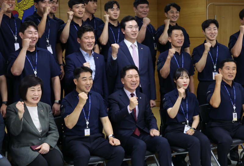 [서울=뉴시스] 조성봉 기자 = 김기현 국민의힘 대표가 26일 오후 서울 여의도 국회경비대를 찾아 대원들과 기념촬영을 하고 있다. (공동취재사진) 2023.09.26. photo@newsis.com