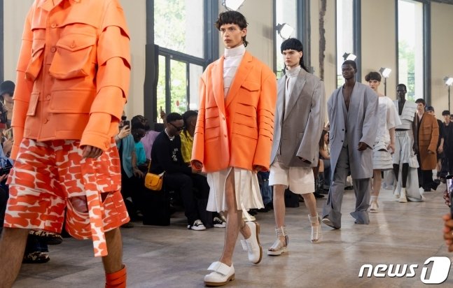 파리패션위크 기간인 23일(현지시간) 프랑스 파리 현대 미술관에서 한국 패션브랜드 송지오(SONGZIO)가 2024 S/S 컬렉션 ‘PURE REBEL’을 선보이고 있다.(송지오 제공) 2023.6.26/뉴스1 ⓒ News1 이준성 기자