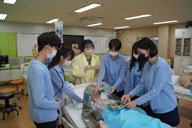 전남보건고등학교(교장 박재홍)- 보건간호과 3학년 학생 36명이 '2023년도 하반기 간호조무사 국가고시'에 전원 합격하는 쾌거를 거뒀다.(전남교육청 제공)/뉴스1