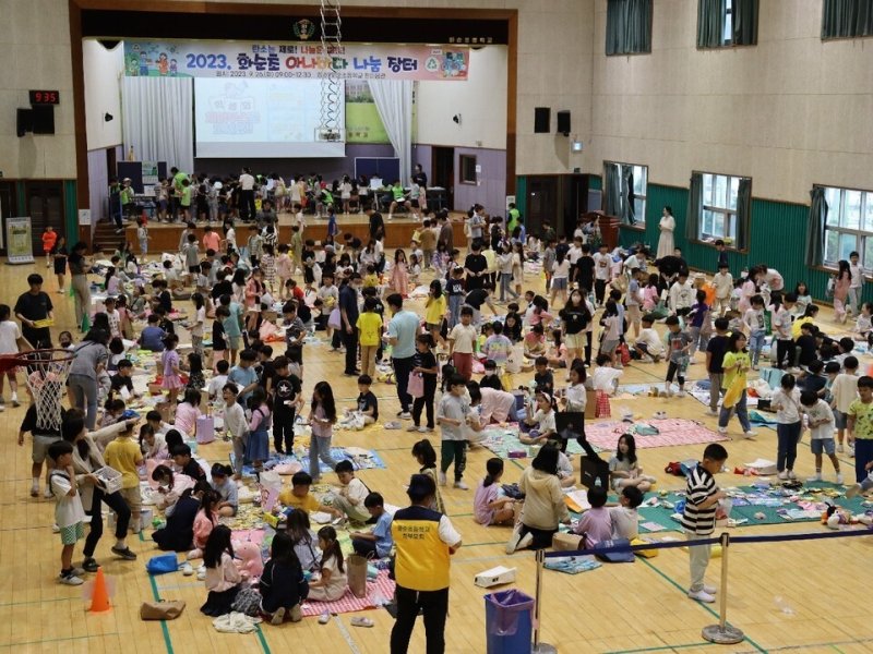 화순초등학교(교장 윤영섭)- 학생회와 학부모회가 공동으로 기획한 아나바다 나눔장터를 26일 개최했다. 전교학생회에서는 페이스페인팅 부스, 에코백 공예 부스, 버려지는 양말목을 활용한 공예 부스, 플라스틱 병뚜껑과 폐휴대폰을 가져오면 친환경 물품으로 교환해주는 자원 순환소 부스를 운영했다. 학부모회에서는 엄마손 먹거리 부스를 운영하여 오감을 만족시키는 장을 만들었다.(전남교육청 제공)/뉴스1