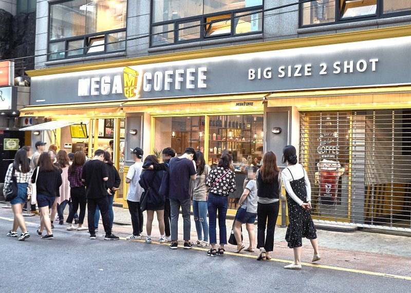 [서울=뉴시스] 메가MGC커피 매장 외부 전경. (사진=메가MGC커피 제공)