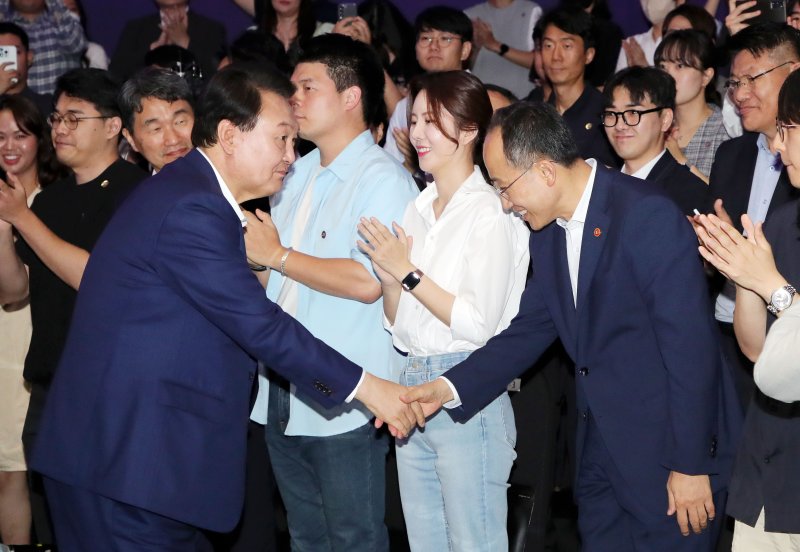 [서울=뉴시스] 홍효식 기자 = 윤석열 대통령이 6일 오후 서울 서초구 세빛섬 플로팅아일랜드에서 열린 청년정책 점검회의에 입장하며 추경호 경제부총리 겸 기획재정부 장관과 악수하고 있다. 2023.07.06. yesphoto@newsis.com