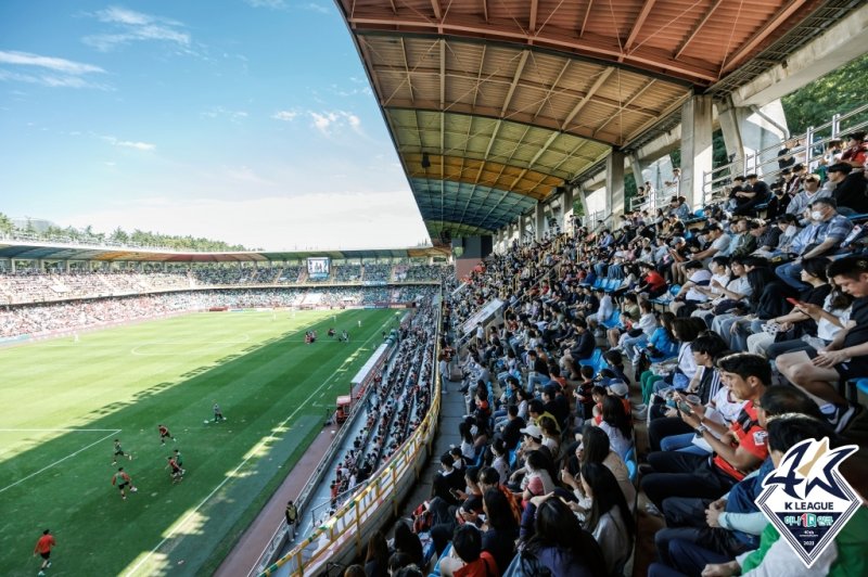 [서울=뉴시스]프로축구 포항스틸야드 관중. 2023.09.30. (사진=한국프로축구연맹 제공) *재판매 및 DB 금지