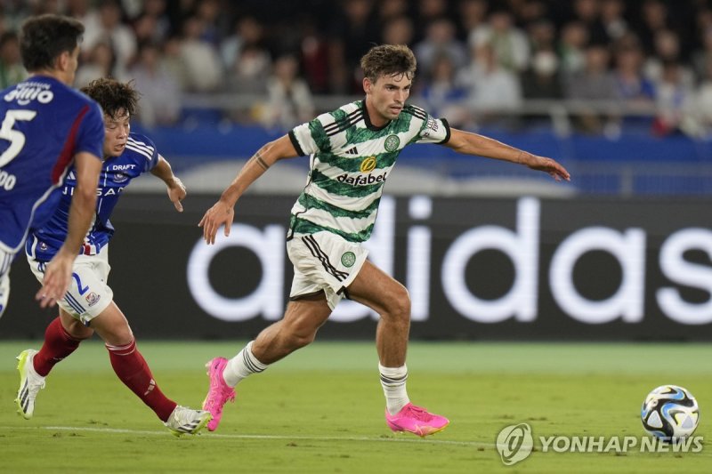 맷 오라일리 Celtic's Matt O'Riley dribbles past the defense of Yokohama F Marinos during a friendly soccer match in Yokohama, south of Tokyo, Wednesday, July 19, 2023.(AP Photo/Shuji Kajiyama)