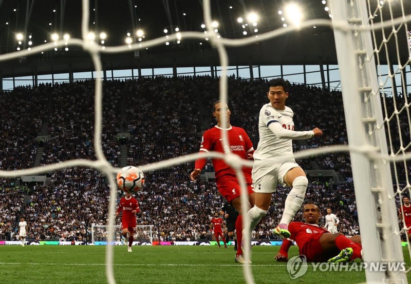 손흥민은 이날 멀티골 이상을 기록할 수 있었지만, 골키퍼의 선방과 오프사이드 때문에 아쉽게 멀티골을 놓쳤다. (사진 = 연합뉴스)