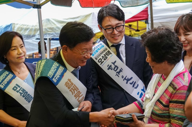 이선호 더불어민주당 울산시당위원장이 울산 울주군 남창옹기종기시장에서 상인들과 인사를 나누고 있다. (민주당 울산시당 제공)