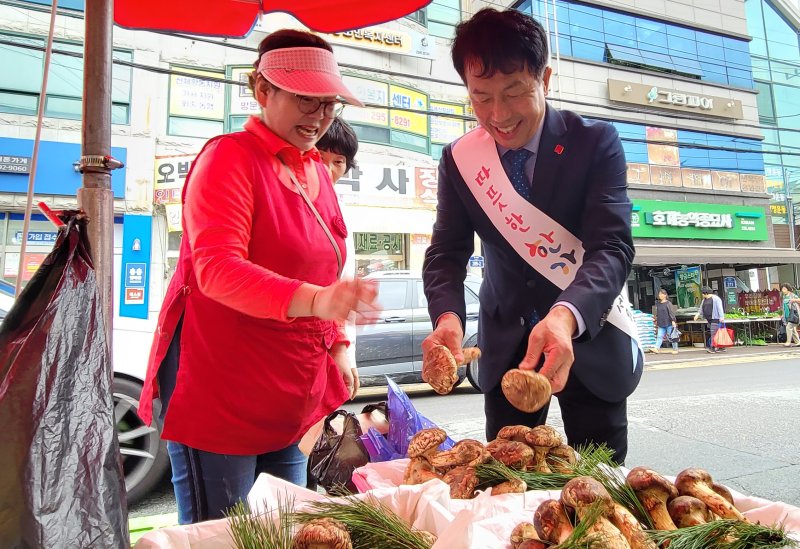 윤종오 진보당 울산시당 북구공동지역위원장이 울산 북구 호계시장에서 상인들과 인사를 나누고 있다. (진보당 울산시당 제공)