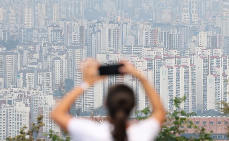 서울 용산구 남산타워를 찾은 관광객들이 도심을 바라보고 있다.2023.9.10/뉴스1 ⓒ News1 김민지 기자