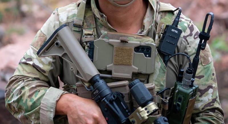 S23 택티컬 에디션(TE)이 군복에 장착돼있다. (사진=삼성전자 제공) *재판매 및 DB 금지