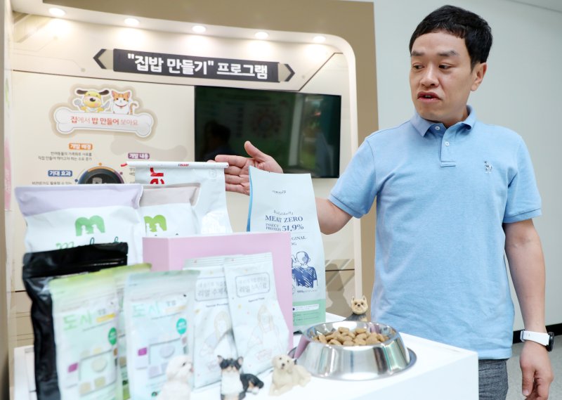 김기현 농업연구사가 전북 완주군 농촌진흥청 국립축산과학원에서 개발한 사료를 설명하고 있다. ⓒ News1 유경석 기자