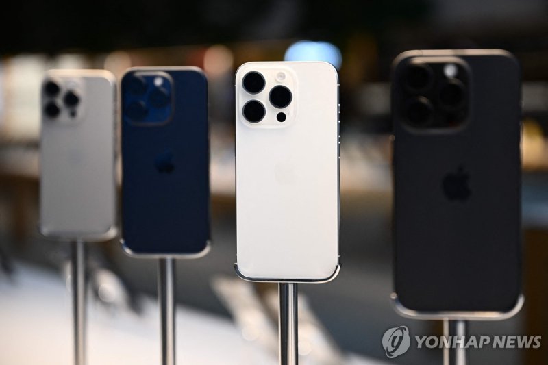 아이폰15 프로 및 프로 맥스 Apple iPhone 15 Pro series devices are displayed for sale at The Grove Apple store on launch day in Los Angeles, California on September 22, 2023. (Photo by Patrick T. Fallon / AFP)